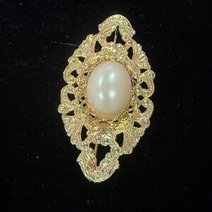 Elegant Gold and Cream Filigree Brooch
